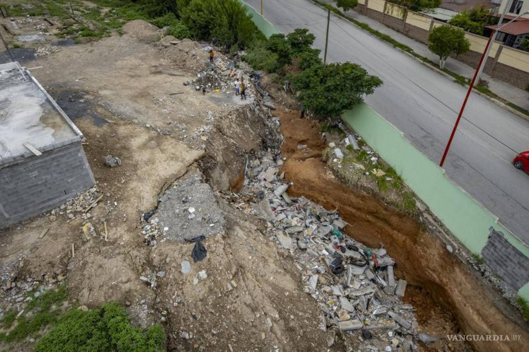 $!A lo largo de esta semana, vecinos han documentado cómo camiones y retroexcavadoras depositan materiales de construcción en el cuerpo de agua.