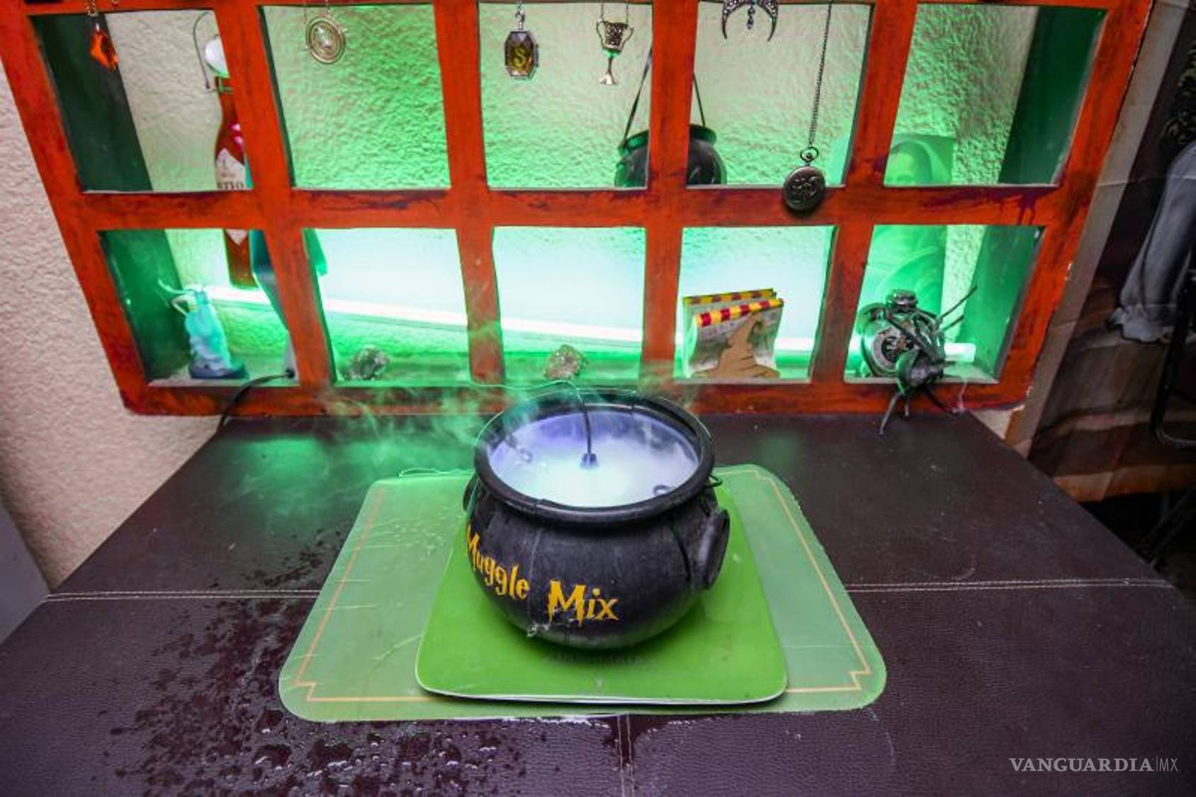 $!Calderos humeantes, murciélagos y telarañas reciben a los visitantes en la casa decorada de Jazheel Valencia, transformada en un recorrido de Halloween lleno de magia y terror.