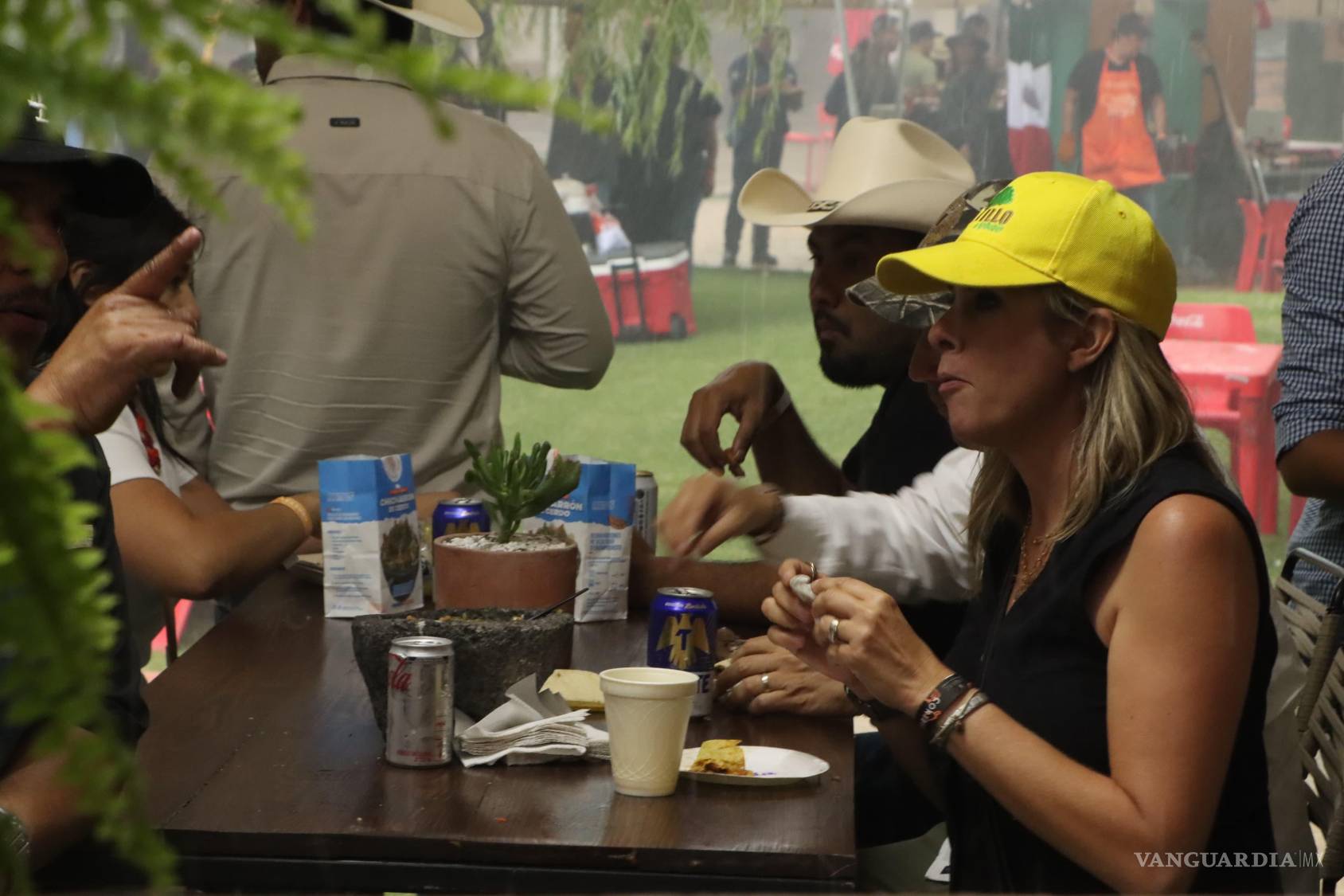 $!Pese a la lluvia los asistentes siguieron disfrutando de los sabores de los 40 equipos participantes.