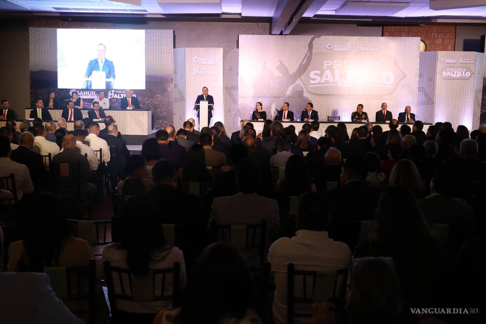$!El gobernador Manolo Jiménez y el alcalde Javier Díaz González encabezaron la ceremonia de entrega de la Presea Saltillo 2025, en la que reconocieron a ciudadanas y ciudadanos ejemplares por su legado, vocación de servicio y contribución al desarrollo de la capital coahuilense.