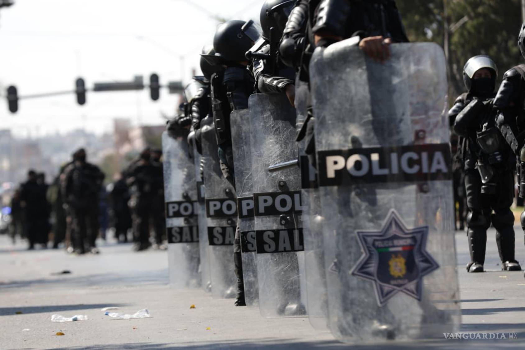 $!Elementos de la Policía Municipal avanzan en formación frente a las autoridades, mostrando la presencia institucional que también formó parte del desfile cívico.