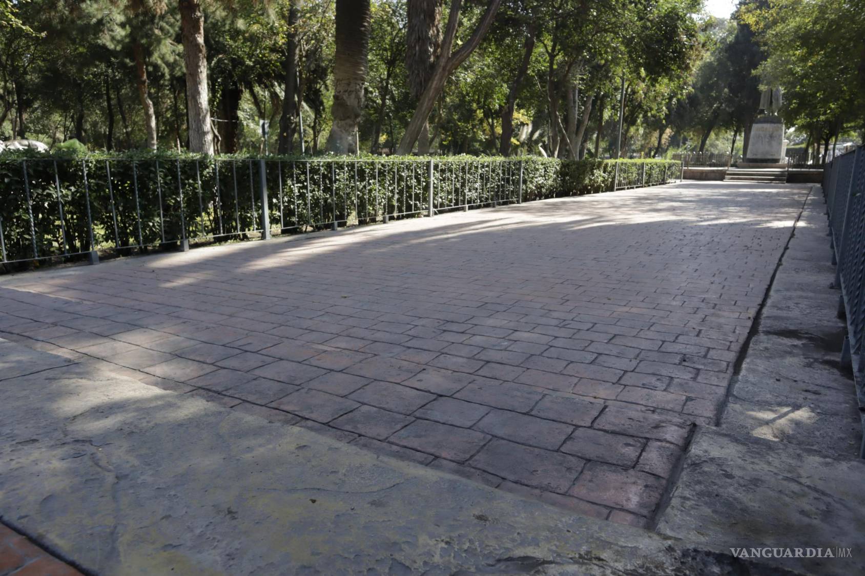 $!Embanquetado actual de la Alameda Zaragoza, en los jardines centrales.