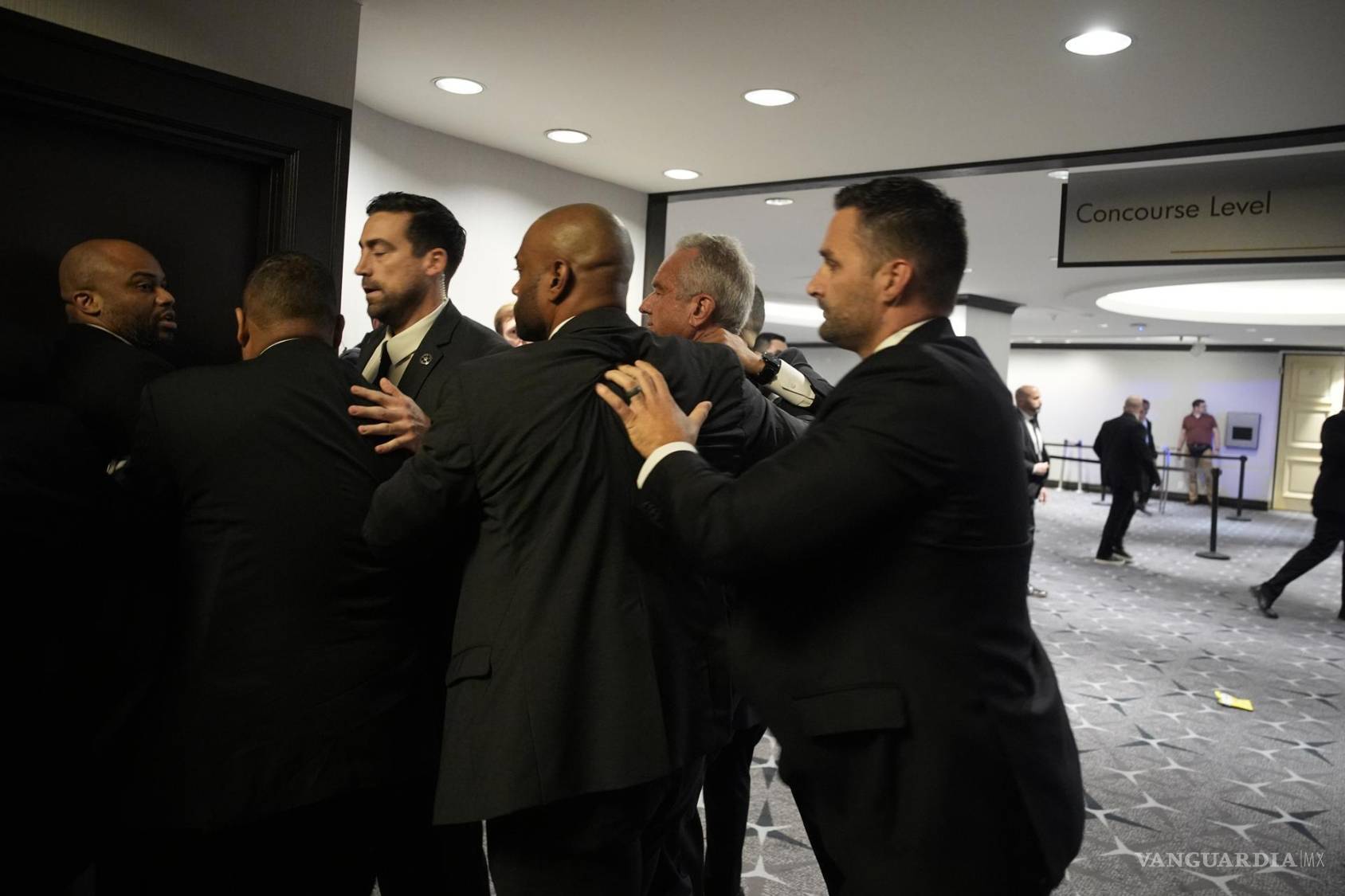 $!Agentes del orden público escoltan a los asistentes a la cena de la Asociación de Corresponsales de la Casa Blanca en el hotel Washington Hilton en Washington.