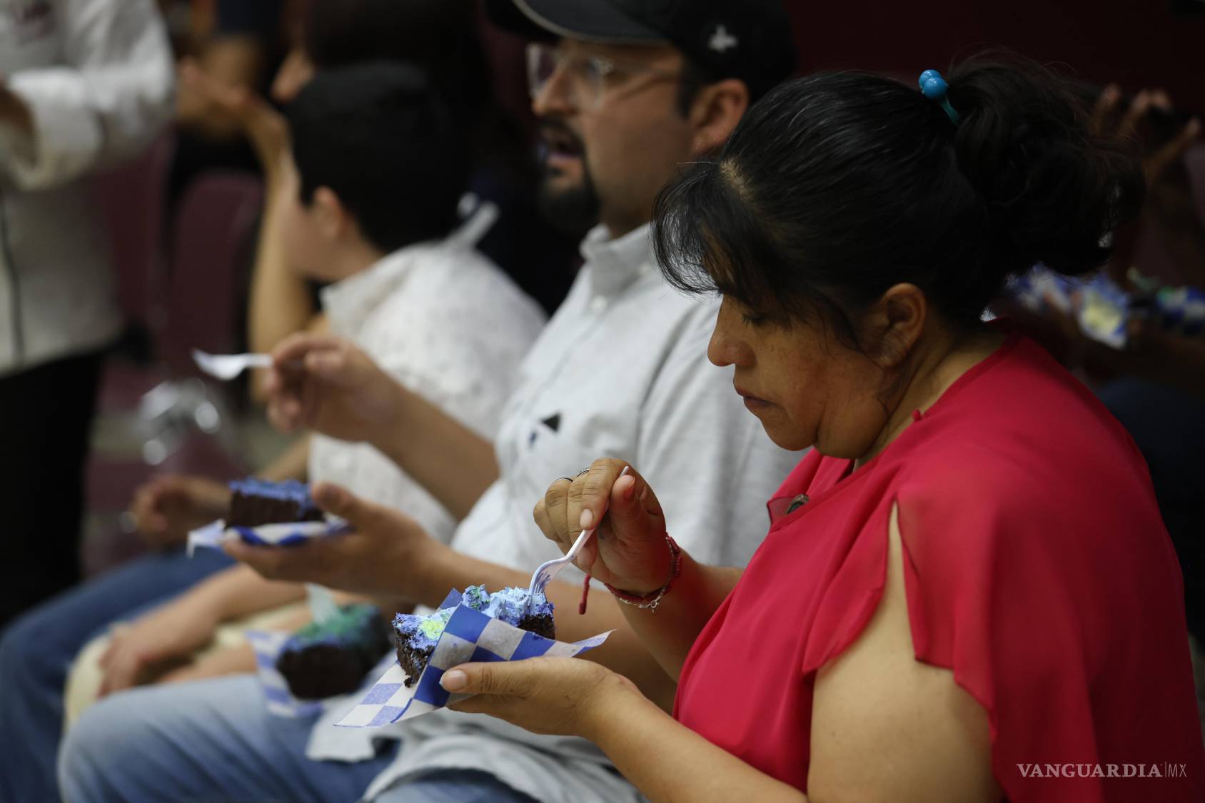 $!Familiares y amigos de los estudiantes llenaron el auditorio de la UANE Saltillo para presenciar la fusión entre gastronomía y arte en un examen sin precedentes.