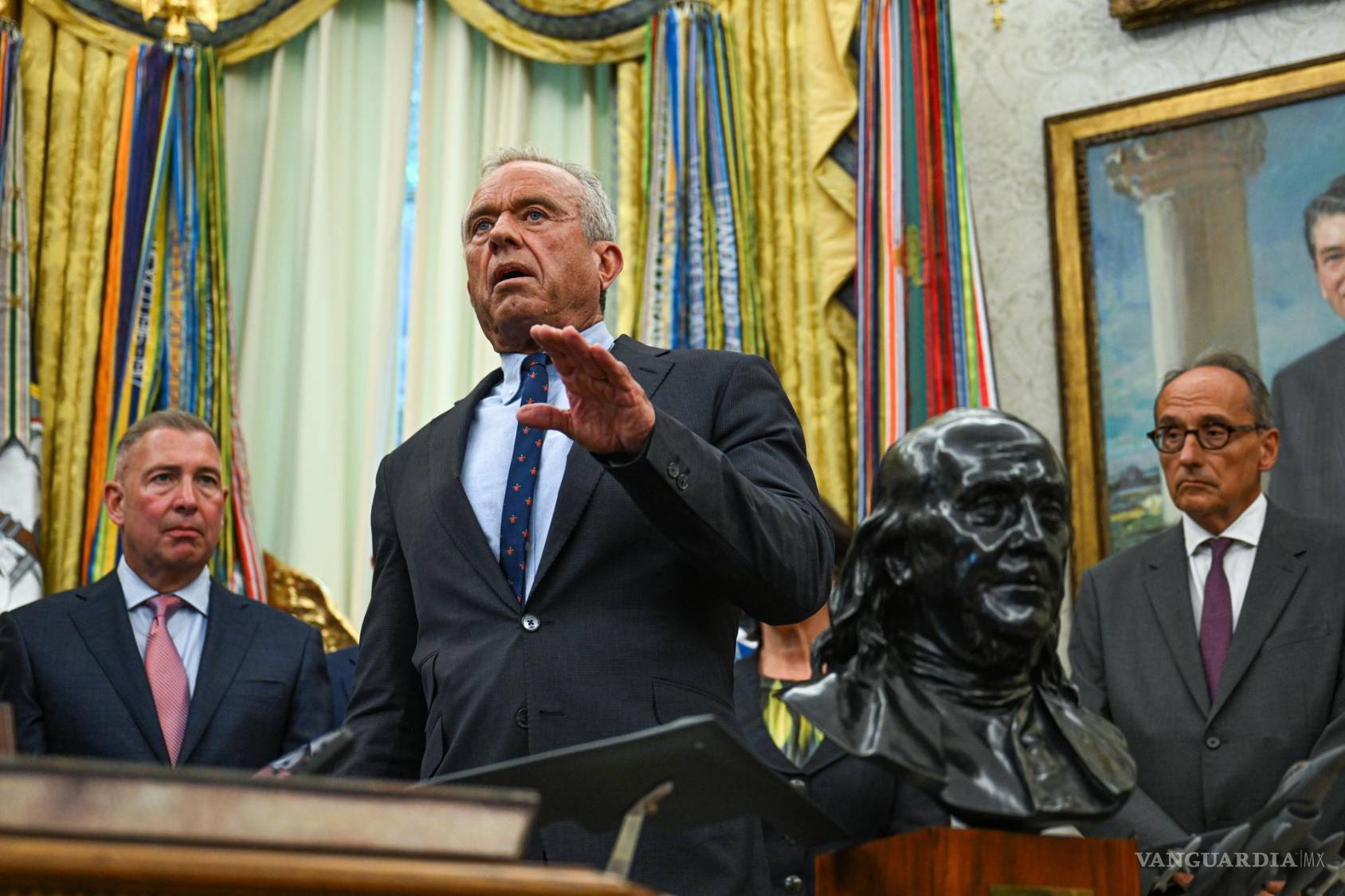 $!El secretario de Salud y Servicios Humanos de EU, Robert F. Kennedy Jr. (c), interviene durante un anuncio sobre la asequibilidad de la atención sanitaria.