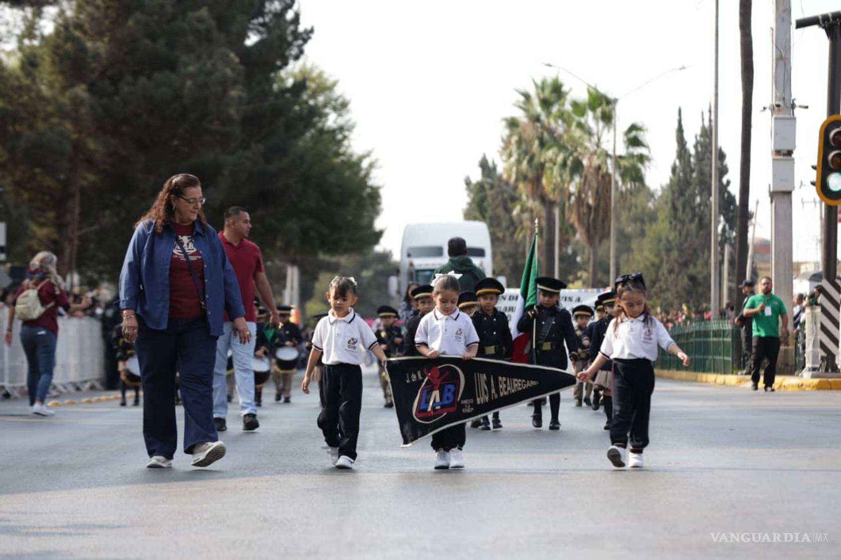 $!Niñas y niños de nivel preescolar marchan con entusiasmo mostrando el trabajo cívico que prepararon durante semanas para la conmemoración.