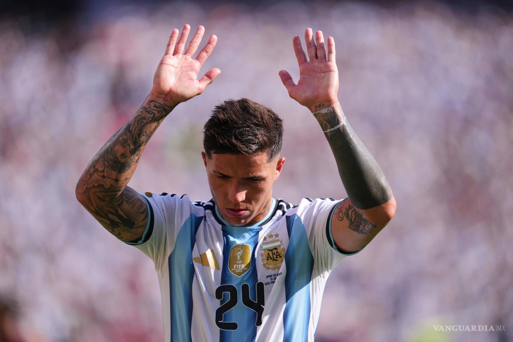 $!La segunda tarjeta amarilla para Enzo al 90+3 dejó a Argentina con 10 jugadores durante todos los tiempos extra.