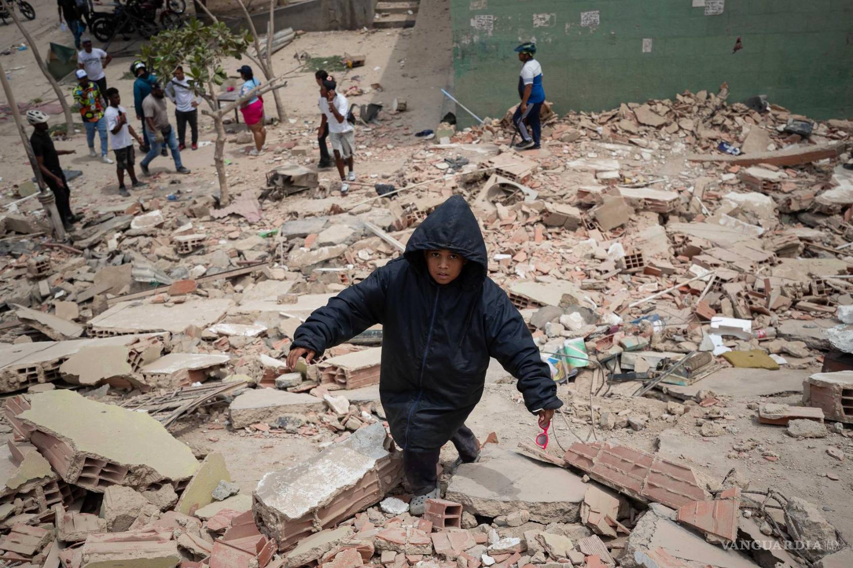 $!Un niño camina este jueves, entre los escombros de edificios afectados por los terremotos en La Guaira, Venezuela.