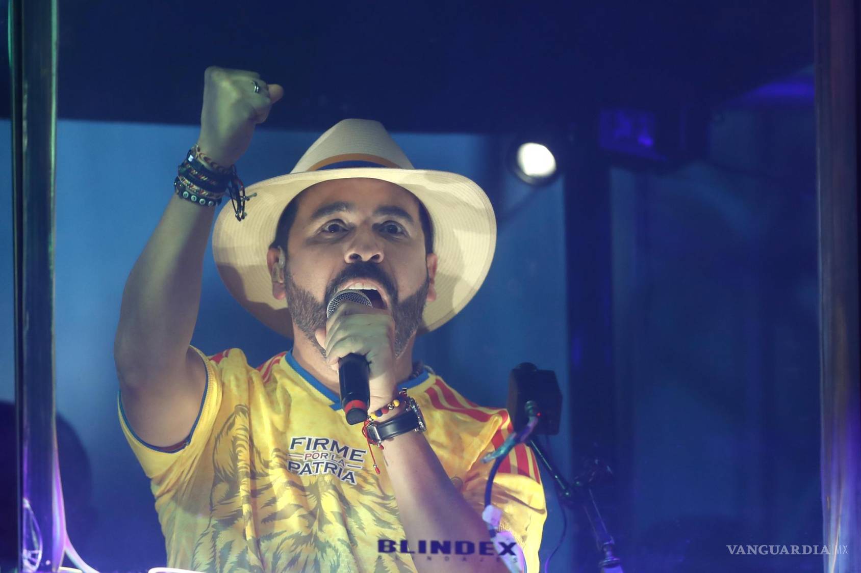 $!El candidato ultraderechista Abelardo de la Espriella reacciona en el cierre de su campaña este domingo, en Buga, Colombia.