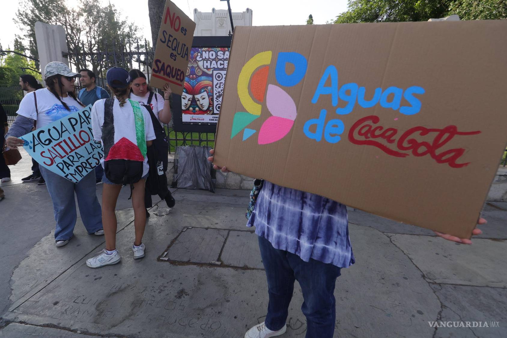 $!Pancartas y consignas en defensa del agua se hicieron presentes en la protesta contra Aguas de Saltillo y concesiones a empresas.