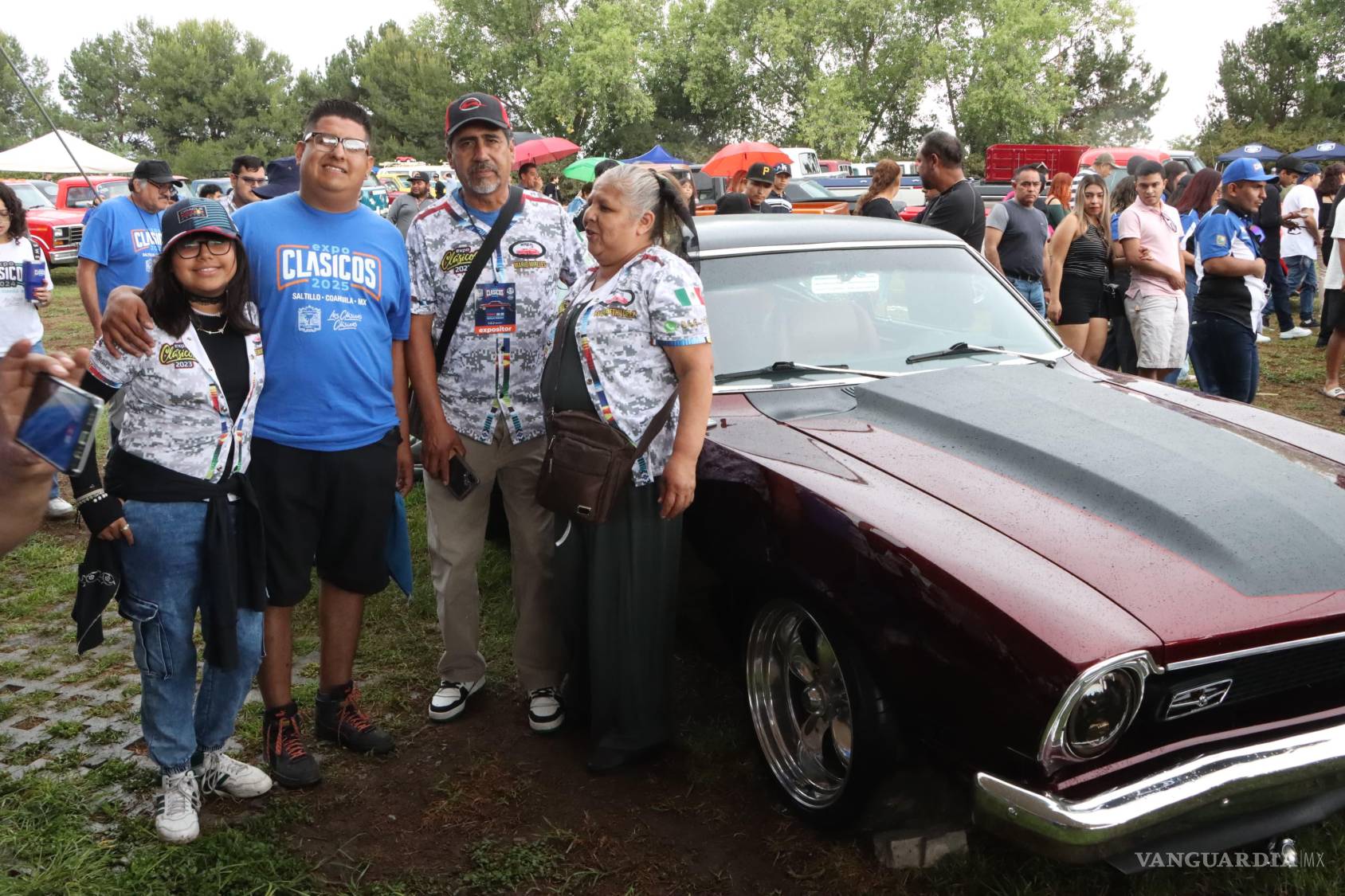 $!Niños con paraguas, parejas de la tercera edad y entusiastas de los motores convivieron como en un museo al aire libre, entre acero brillante y asfalto húmedo.