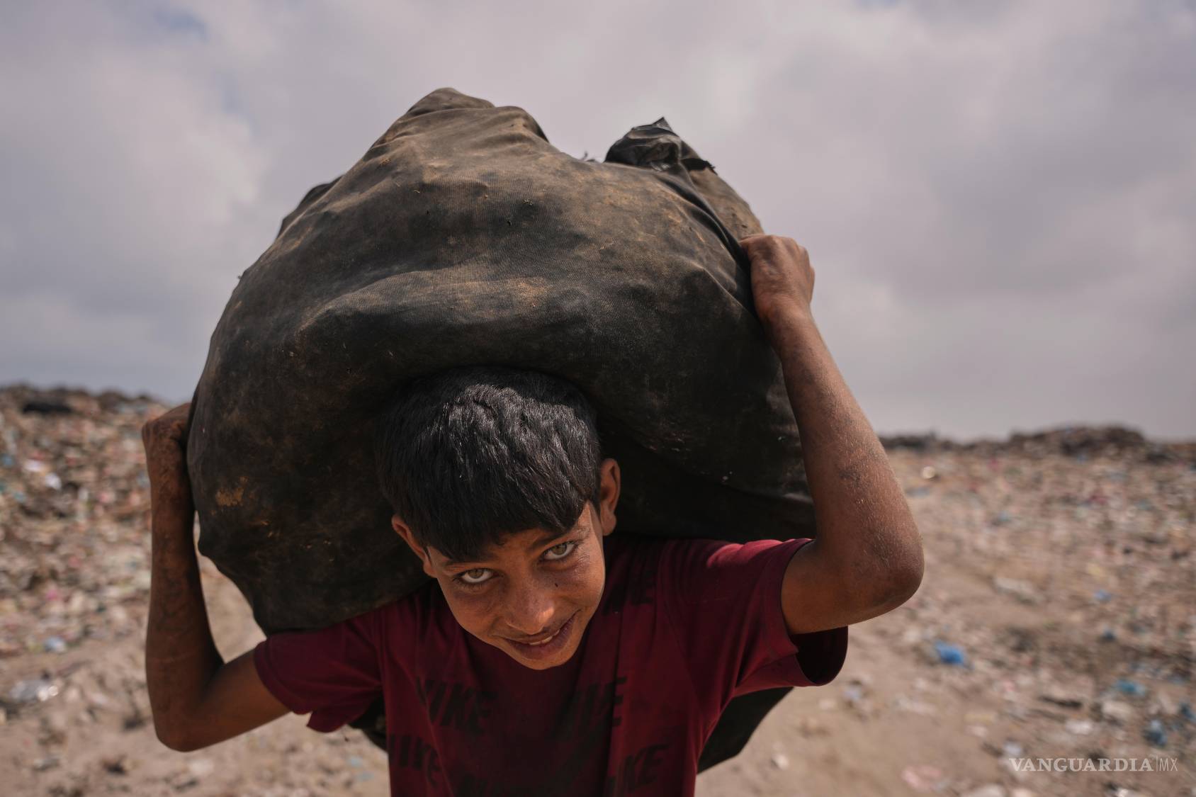 $!Un palestino con una bolsa tras ir a un basural en Deir al-Balah, Franja de Gaza, el 23 de julio del 2026.