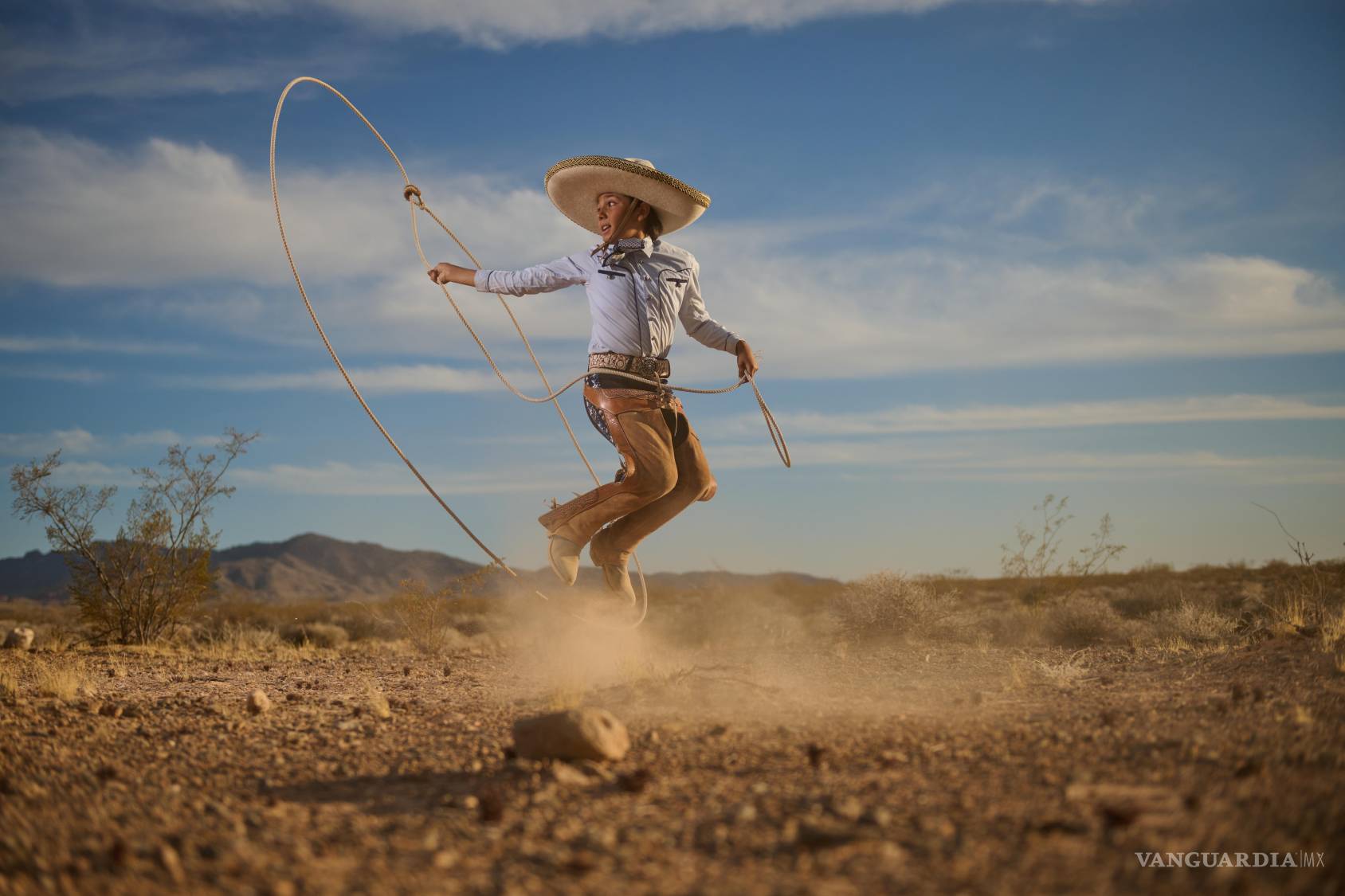 $!Louis Garcilazo, hijo de Tomás, ejecuta con destreza el floreo de reata en el desierto. A sus 11 años ya forma parte del legado familiar que lleva la tradición charra a nuevas generaciones.
