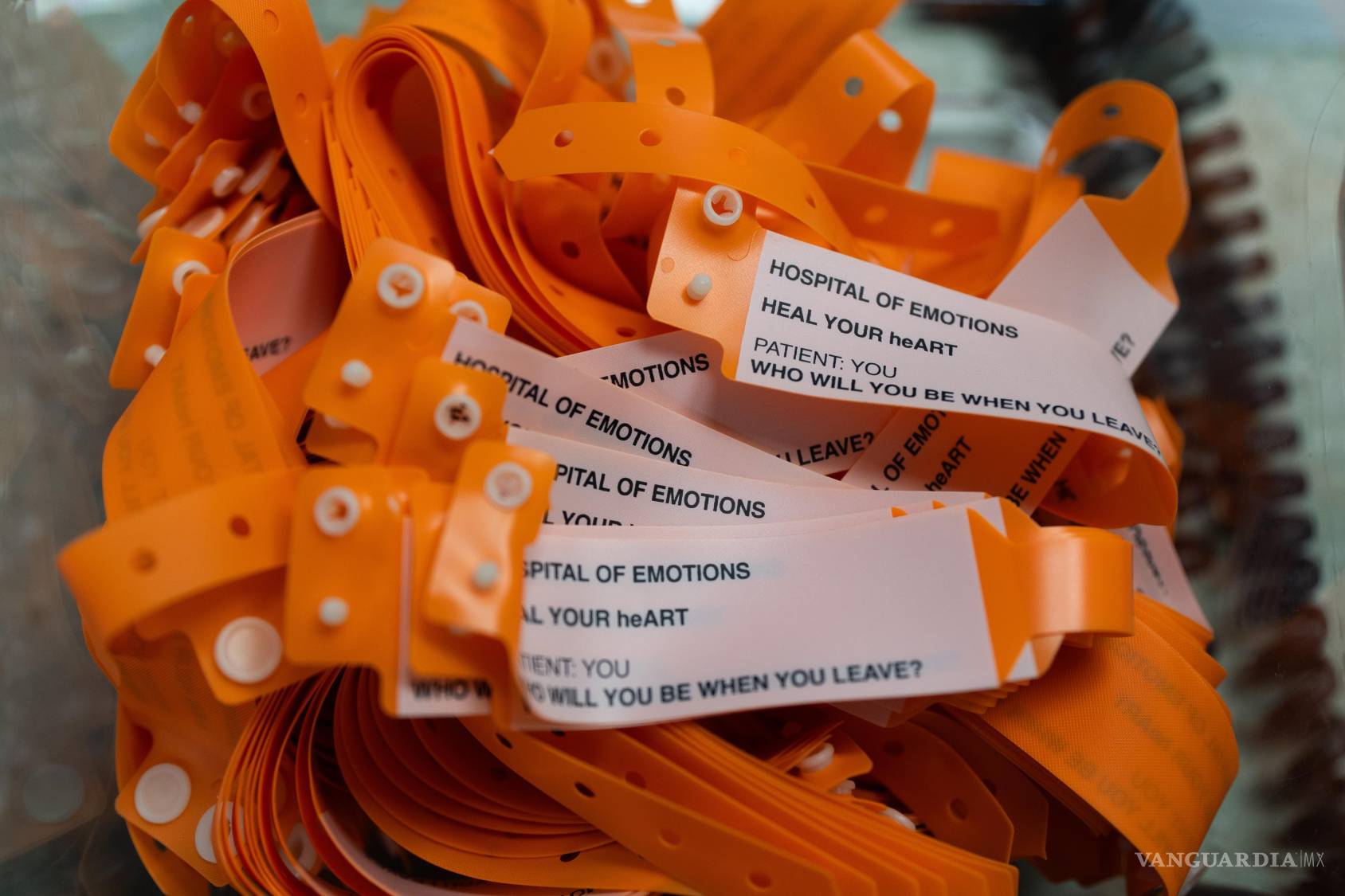 $!Pulseras para visitantes del Hospital de las Emociones en un antiguo hospital en Los Ángeles, el miércoles 22 de julio de 2026.