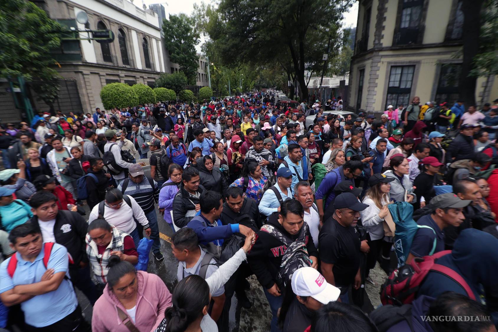 $!A horas del inicio del Mundial 2026, agentes de la Secretaría de Seguridad Ciudadana (SSC) desplegaron un operativo de seguridad en el perímetro del Aeropuerto Internacional de la Ciudad de México para contener la llegada prevista de manifestantes, integrantes de la Coordinadora Nacional de Trabajadores de la Educación (CNTE).