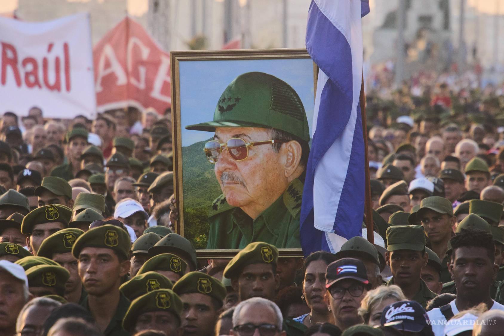 $!Miembros de las Fuerzas Armadas Revolucionarias portan retratos del expresidente Raúl Castro durante una manifestación en su apoyo en La Habana.