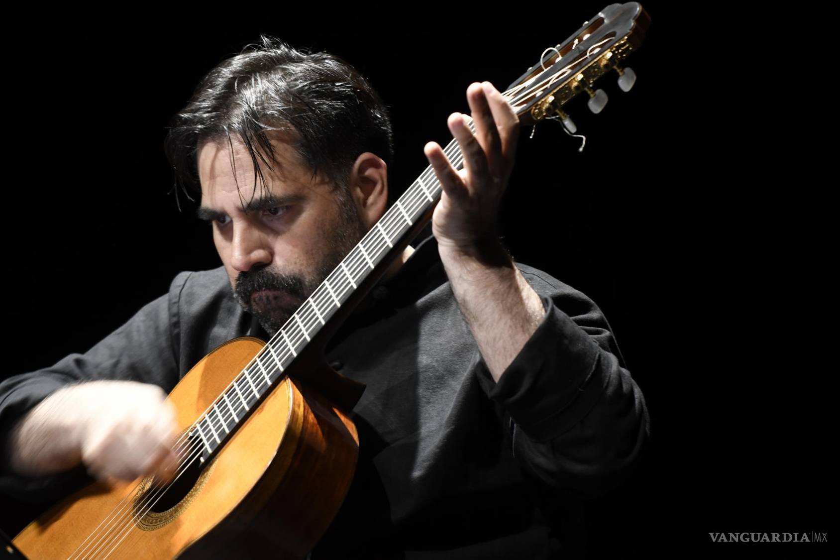 $!En la primera pieza, “Plis” de Pascale Criton, Bertrand rasgó las cuerdas con un objeto metálico, obteniendo un sonido agudo y constante.