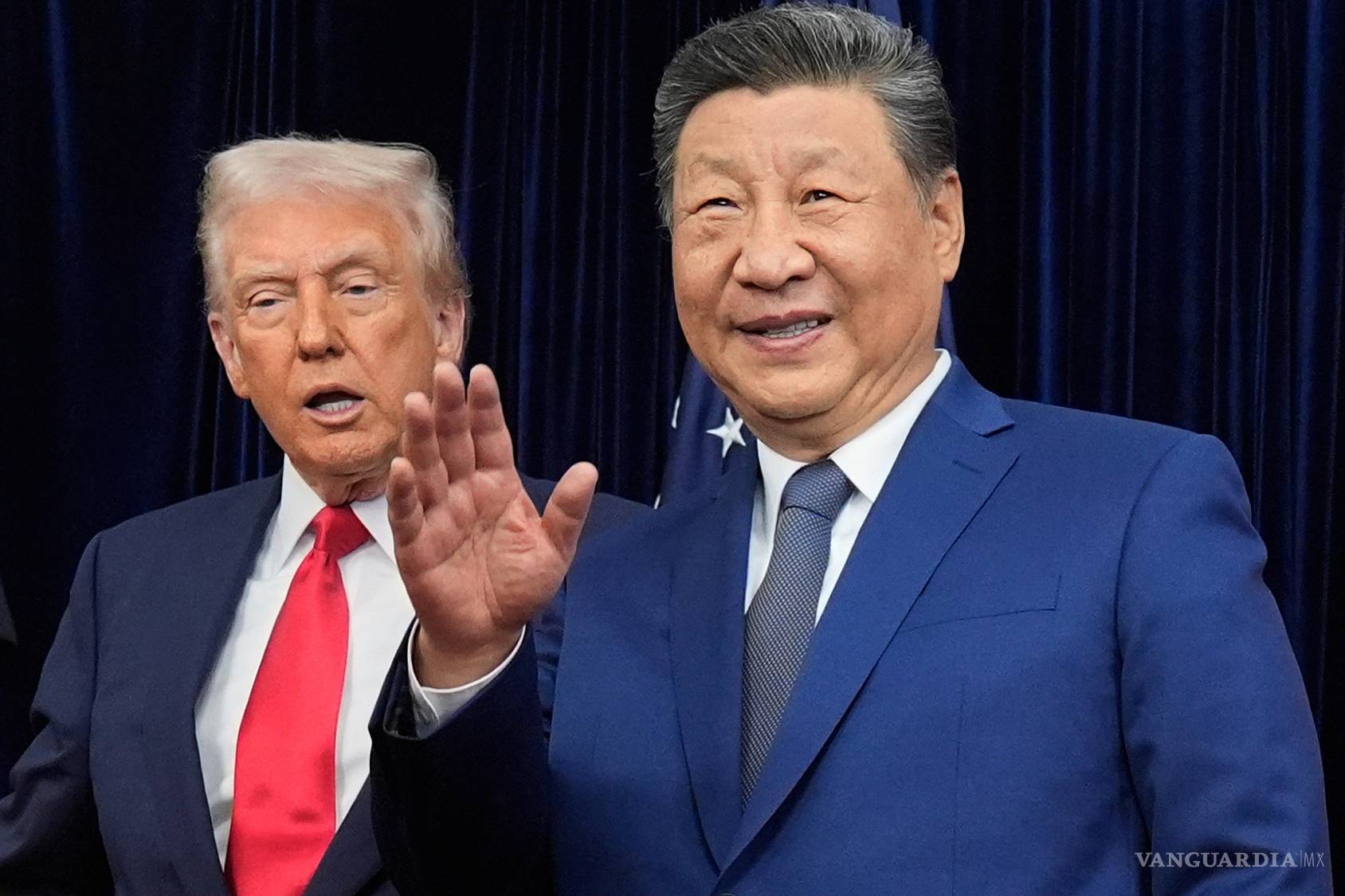 $!El presidente chino, Xi Jinping saluda junto al presidente de EU, Donald Trump, antes de una reunión, en el Aeropuerto Internacional de Gimhae, en Busan, Corea del Sur.