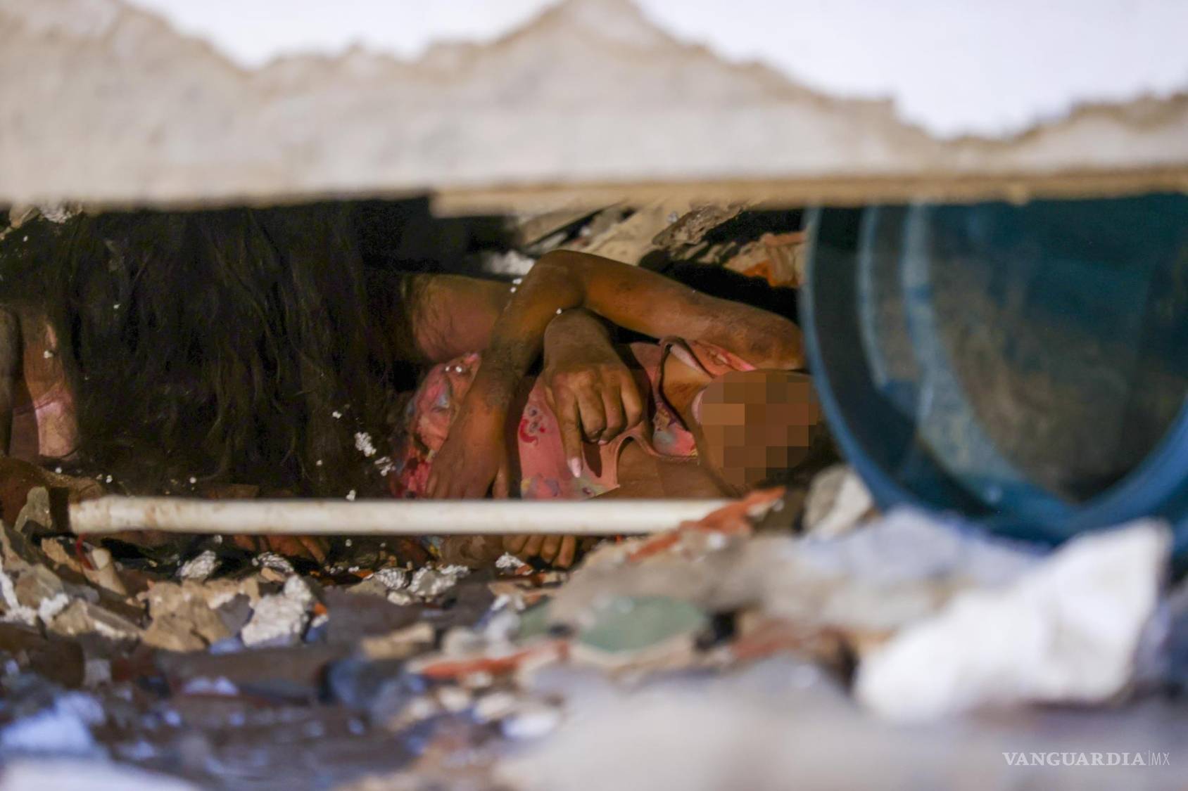 $!Una de las personas atrapadas entre los escombros de uno de los edificios afectados por los terremotos, en la localidad de Catia La Mar, Venezuela.