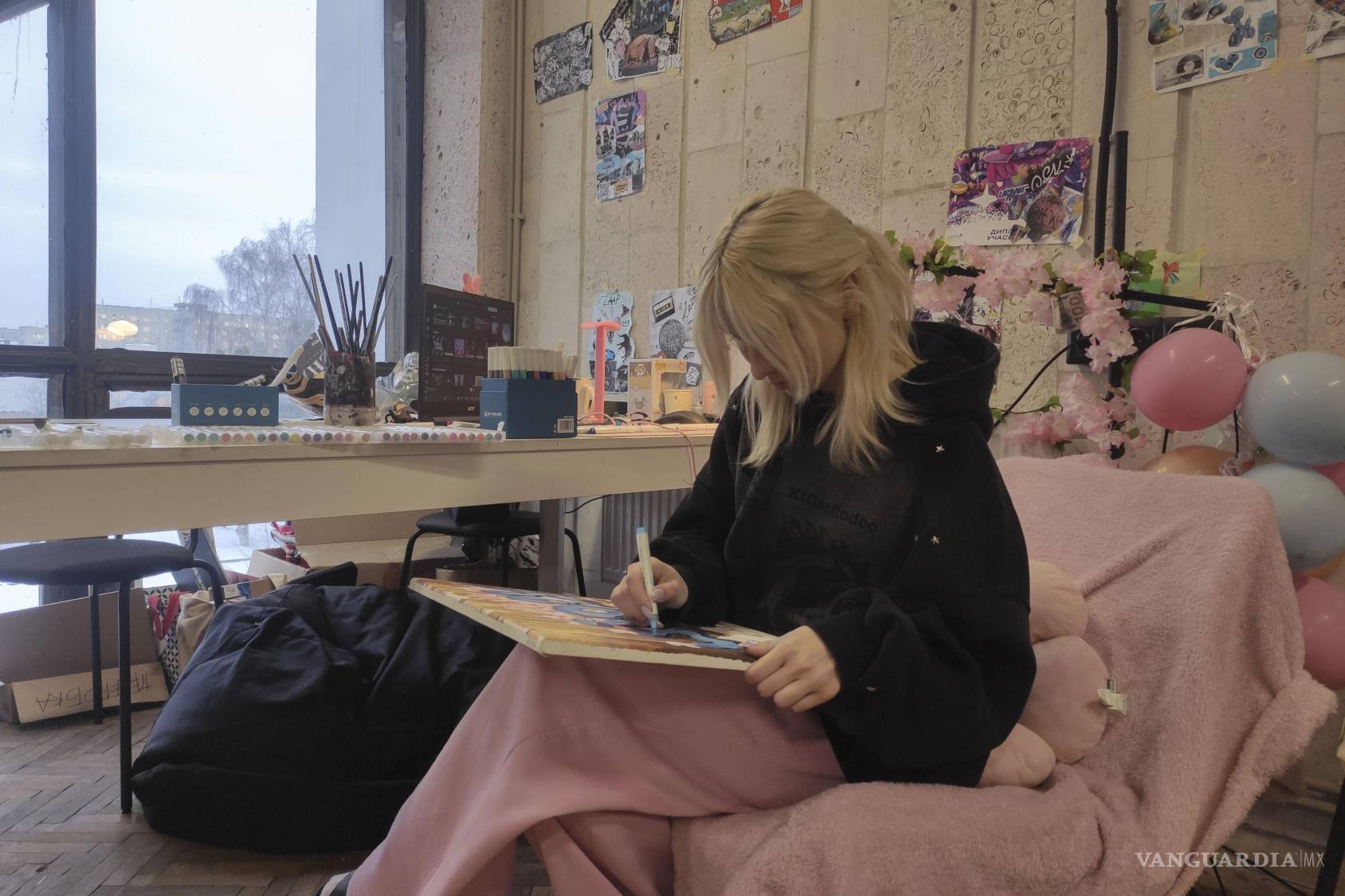 $!En la imagen, Viola Martynenko, de 18 años, ha desarrollado un gran interés por el arte del grafiti y no imagina la vida fuera de Ucrania.