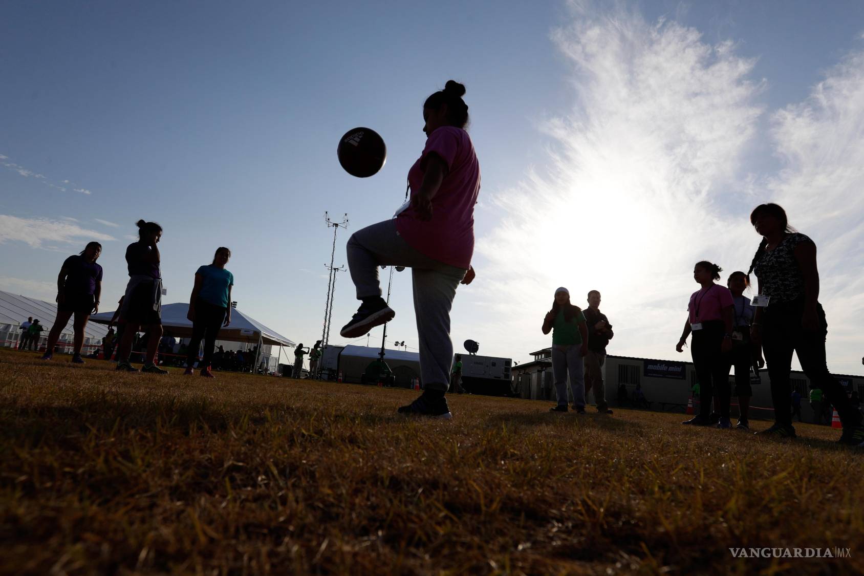 $!Personas juegan fútbol en un centro de detención del gobierno de Estados Unidos para niños migrantes, en Carrizo Springs, Texas, el 9 de julio de 2019.