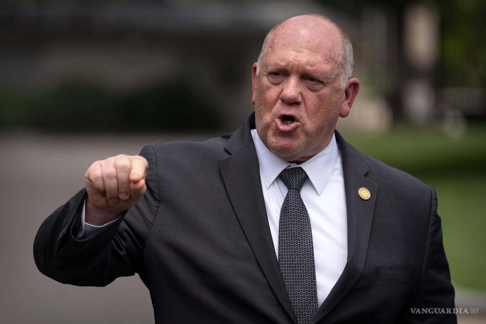 $!El coordinador de la Casa Blanca para la política fronteriza, Tom Homan, habla con periodistas frente a la residencia presidencial en Washington.