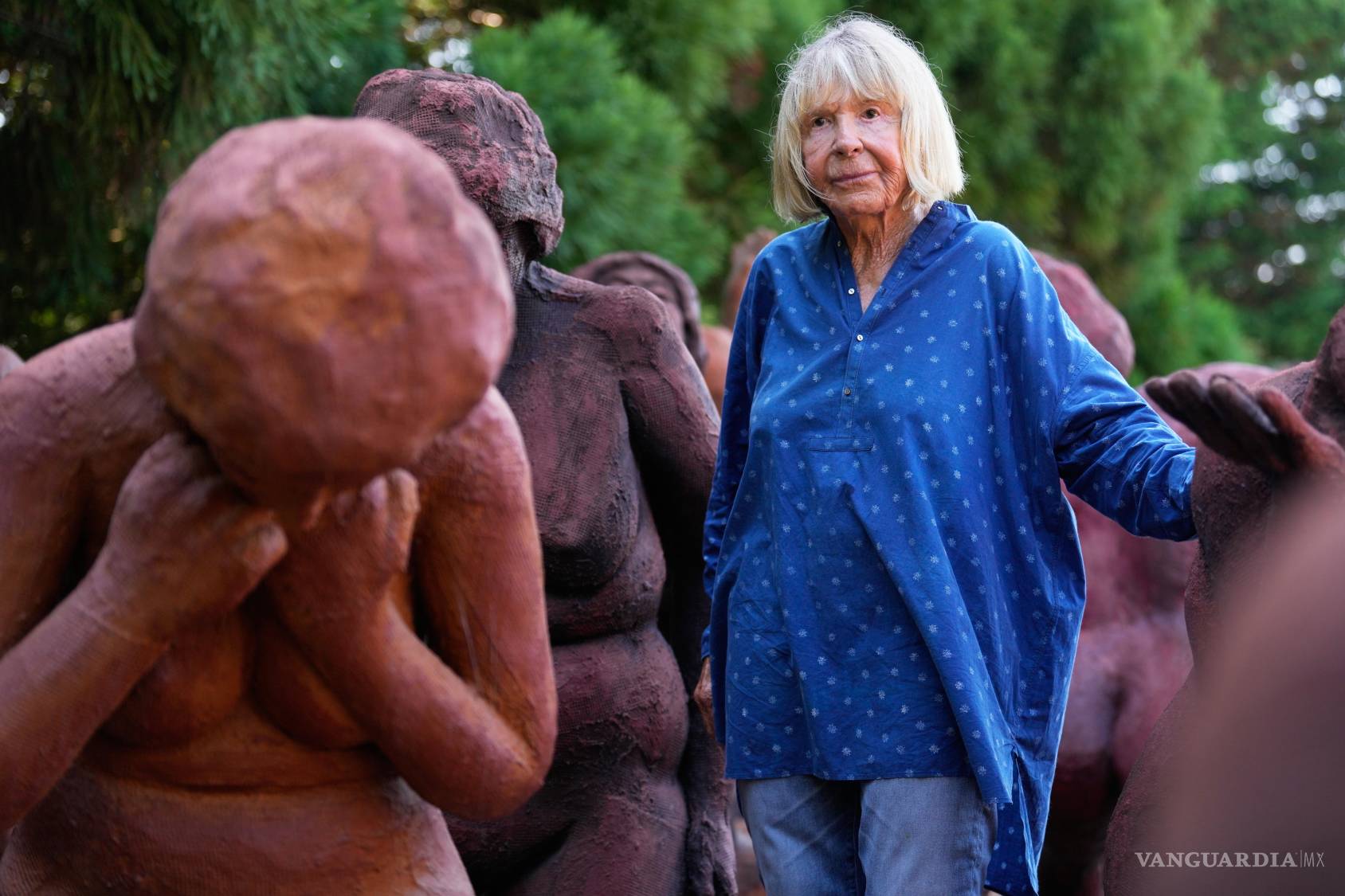 $!Suse Lowenstein, cuyo hijo, Alex, murió en el atentado contra el vuelo 103 de Pan Am posa junto a las figuras que conforman su escultura Dark Elegy en Montauk.