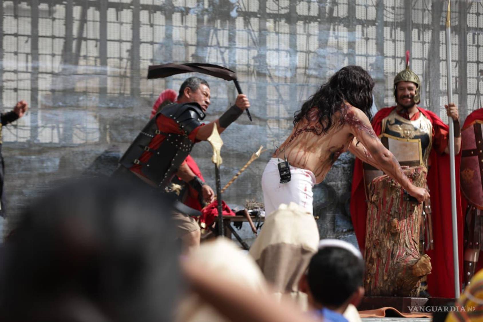 $!El viacrucis viviente avanzó entre aplausos, silencio y reflexión.