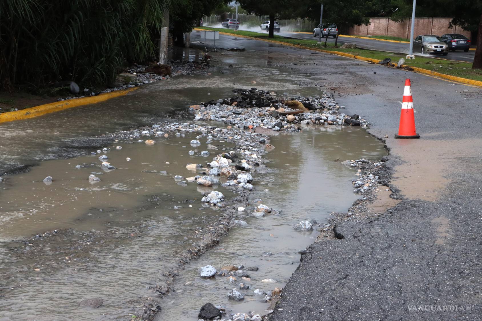 $!Las lluvias continúan dejando daños en vialidades de varios sectores de Saltillo.