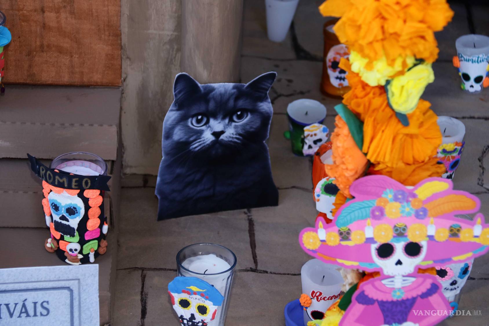 $!Ofrenda abierta al público, donde se comparte pan con los asistentes como parte de la conmemoración del Día de Muertos.”