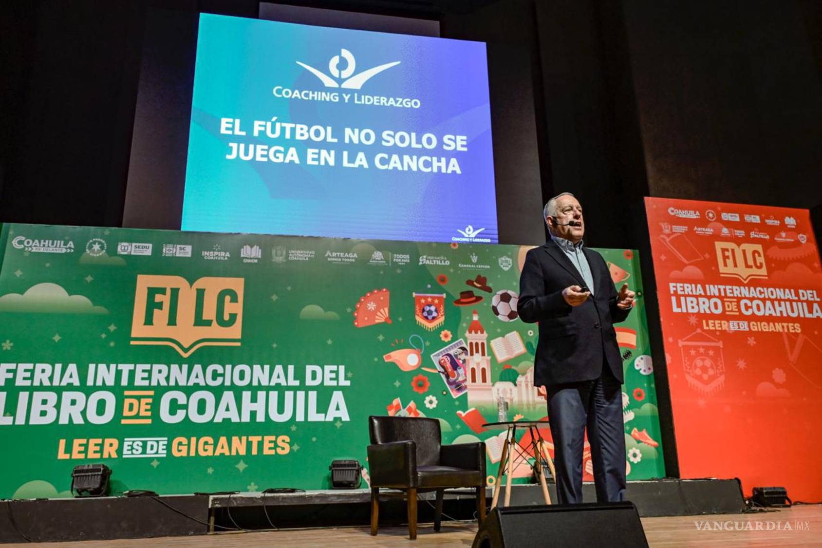 $!El exsilbante mundialista habló sobre liderazgo, reglas y ética durante su charla en el Aula Magna.