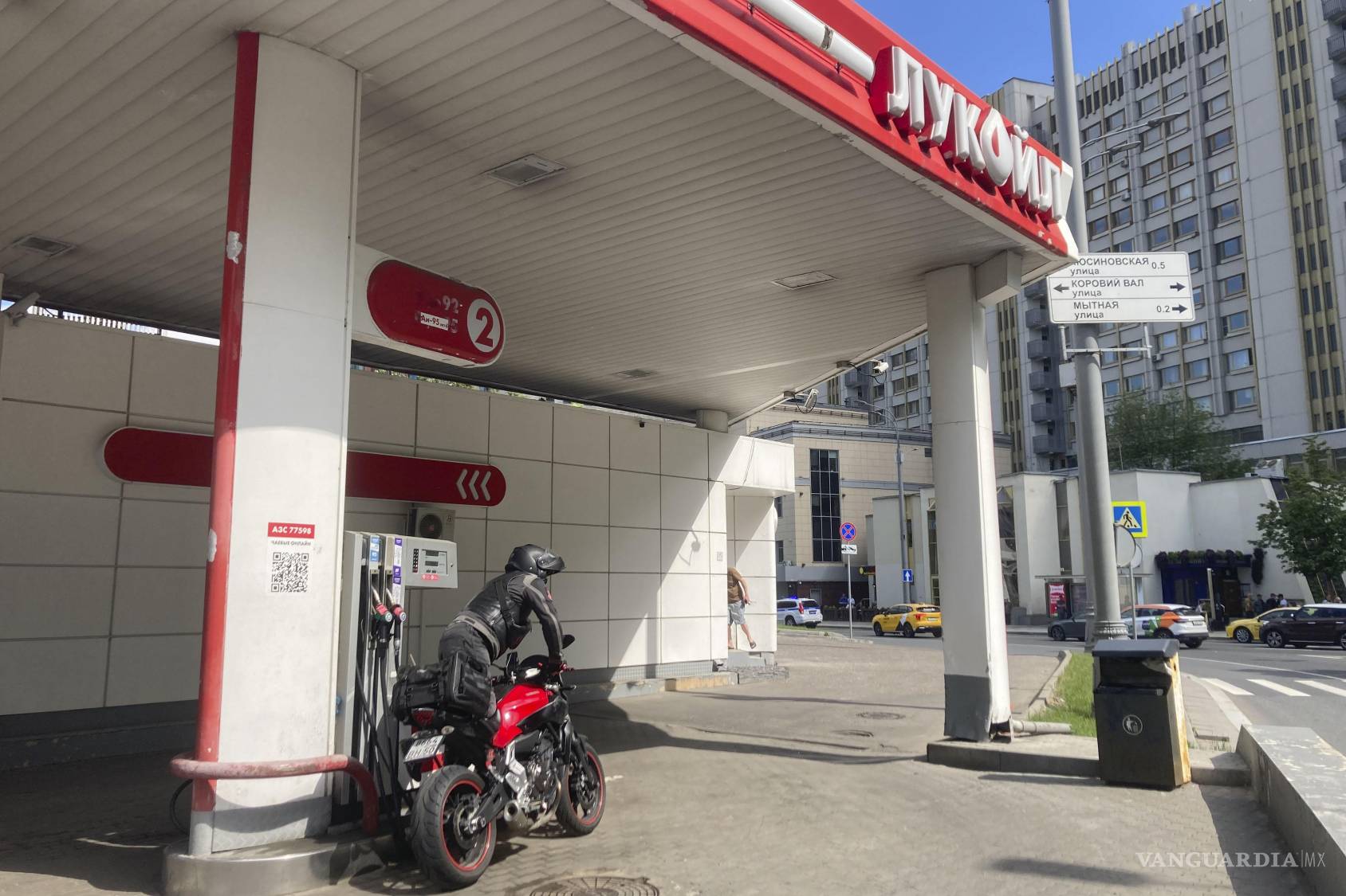 $!Las restricciones a la venta de gasolina y diésel llegaron a las gasolineras de la capital rusa por ataques ucranianos contra la infraestructura petrolera en Crimea.