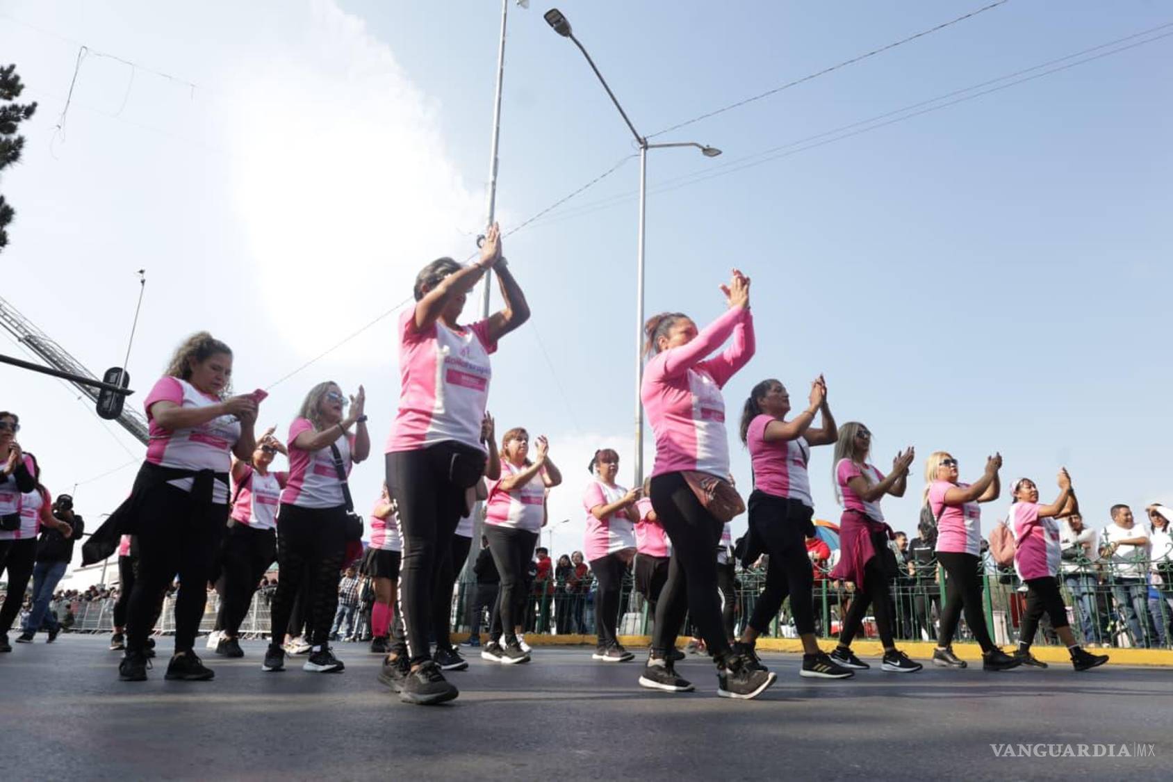 $!Integrantes de agrupaciones civiles se suman al desfile, reafirmando la diversidad de sectores que participaron en el evento.