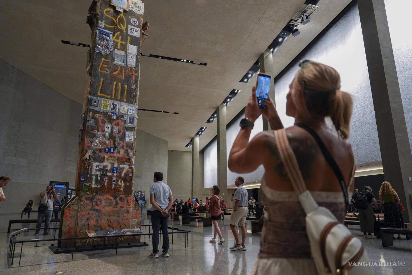 $!Una mujer toma una fotografía de una viga de acero durante la exhibición permanente en el Monumento y Museo Nacional del 11 de Septiembre.