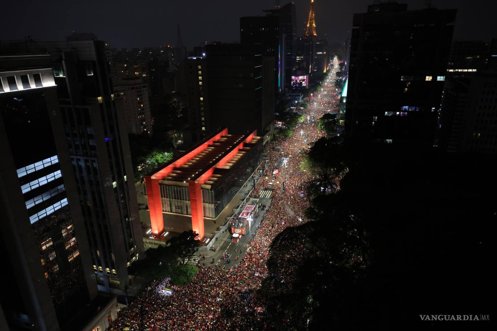 $!Vista aérea de simpatizantes del presidente brasileño, Luiz Inácio Lula da Silva, quien ganó la segunda vuelta de las elecciones con un 51.79 % de los voto.