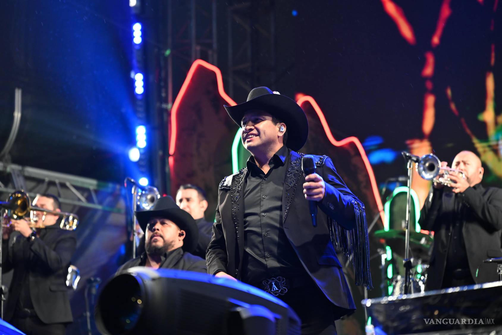 $!El cantante se entregó por completo al público para hacer sentir el momento más personal.
