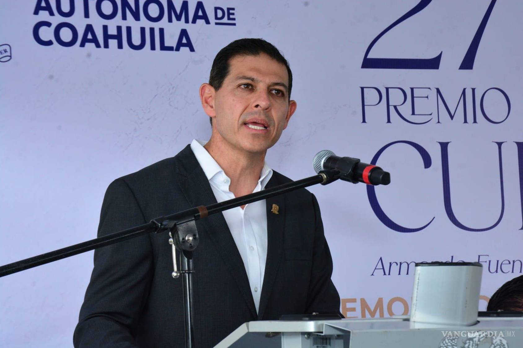 $!El rector Octavio Pimentel destacó la importancia del periodismo cultural para preservar la memoria colectiva y acercar a los jóvenes al patrimonio de Coahuila.