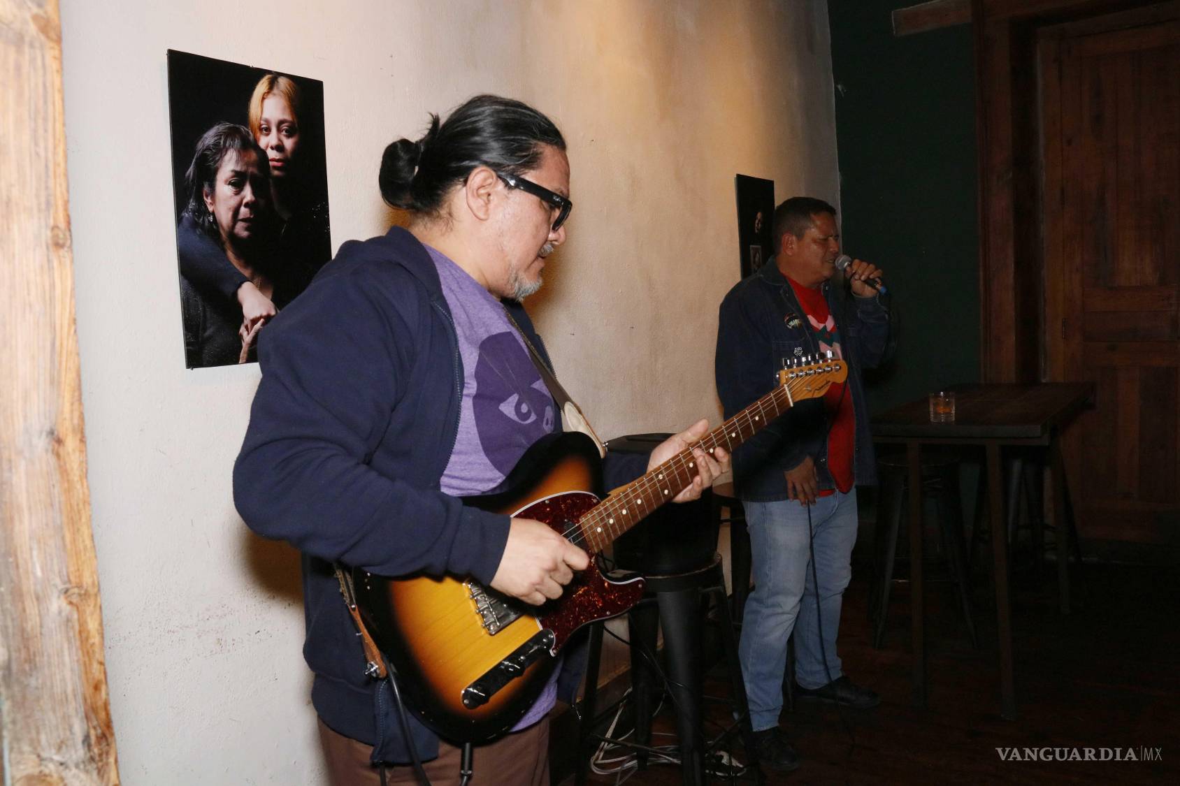 $!La literatura detrás de la música: Presentan el booklet del álbum ‘Selfies with drones’ en el Cerdo de Babel