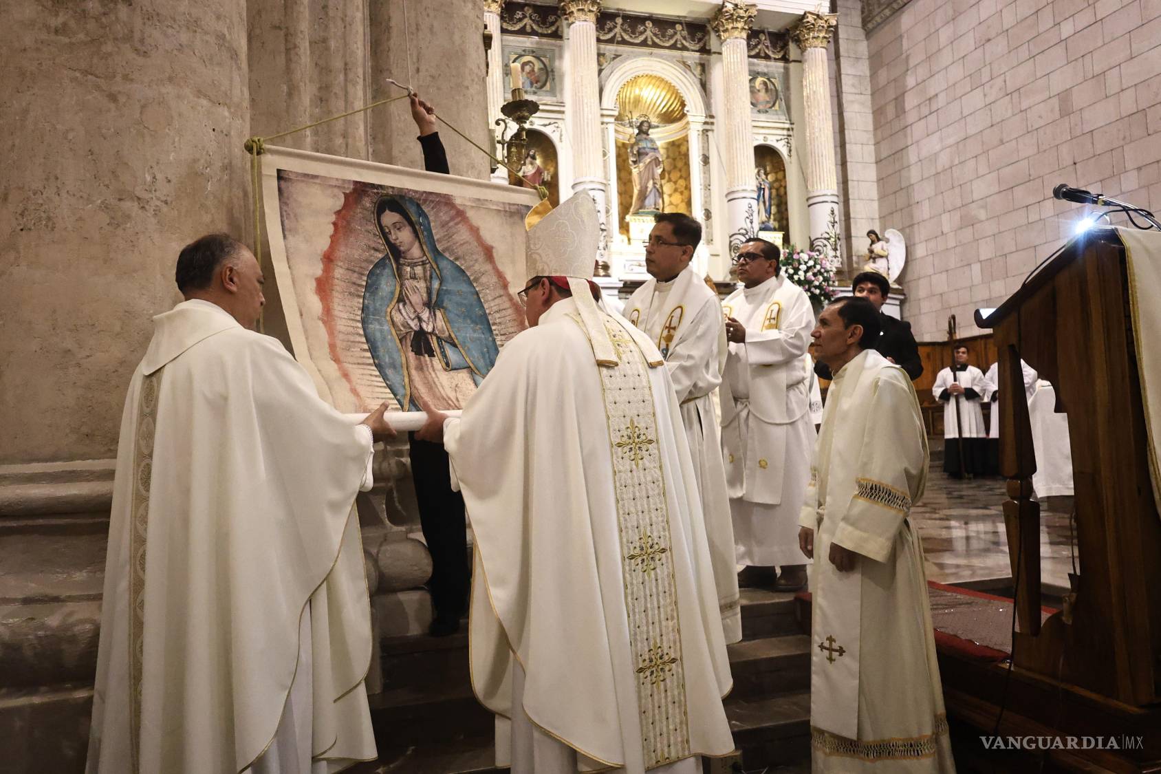 $!Entronizan réplica de la Tilma de la Virgen de Guadalupe.