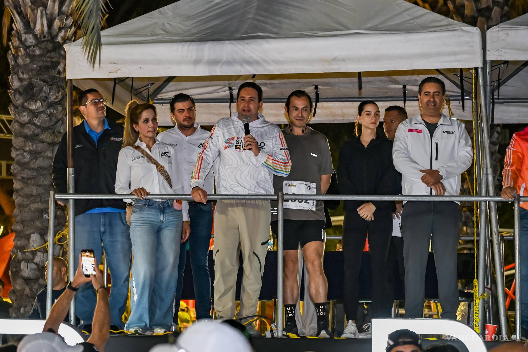 $!El alcalde Javier Díaz encabezó el arranque del Maratón Saltillo 2026, acompañado por José Abramo Lira, director de Cultura Física y Deporte del INEDEC; Edgar Omar Puentes Montes, director del Instituto Municipal de Cultura Física y Deporte, Francisco Hernández López, director general de La Moderna y José Francisco Cossío, de ChronoSport