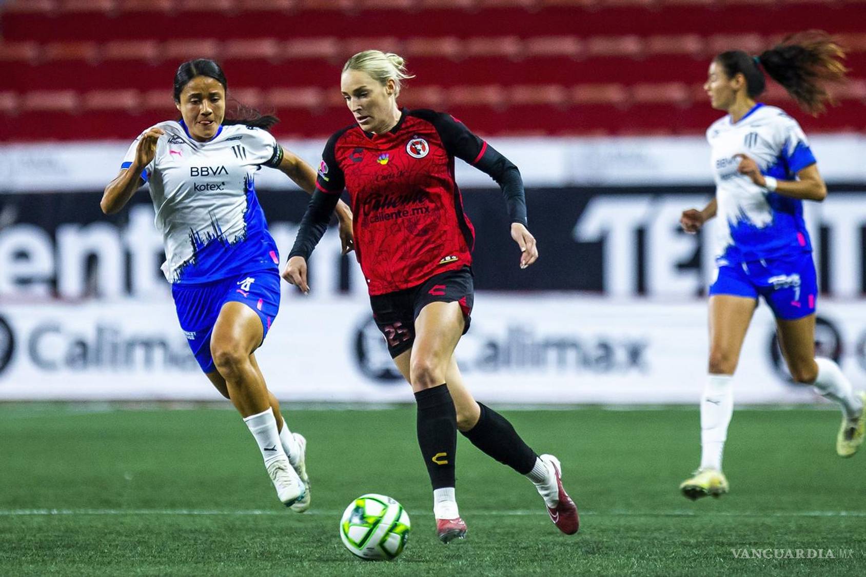 $!En el torneo regular, Xolas y Rayadas empataron a una sola anotación.