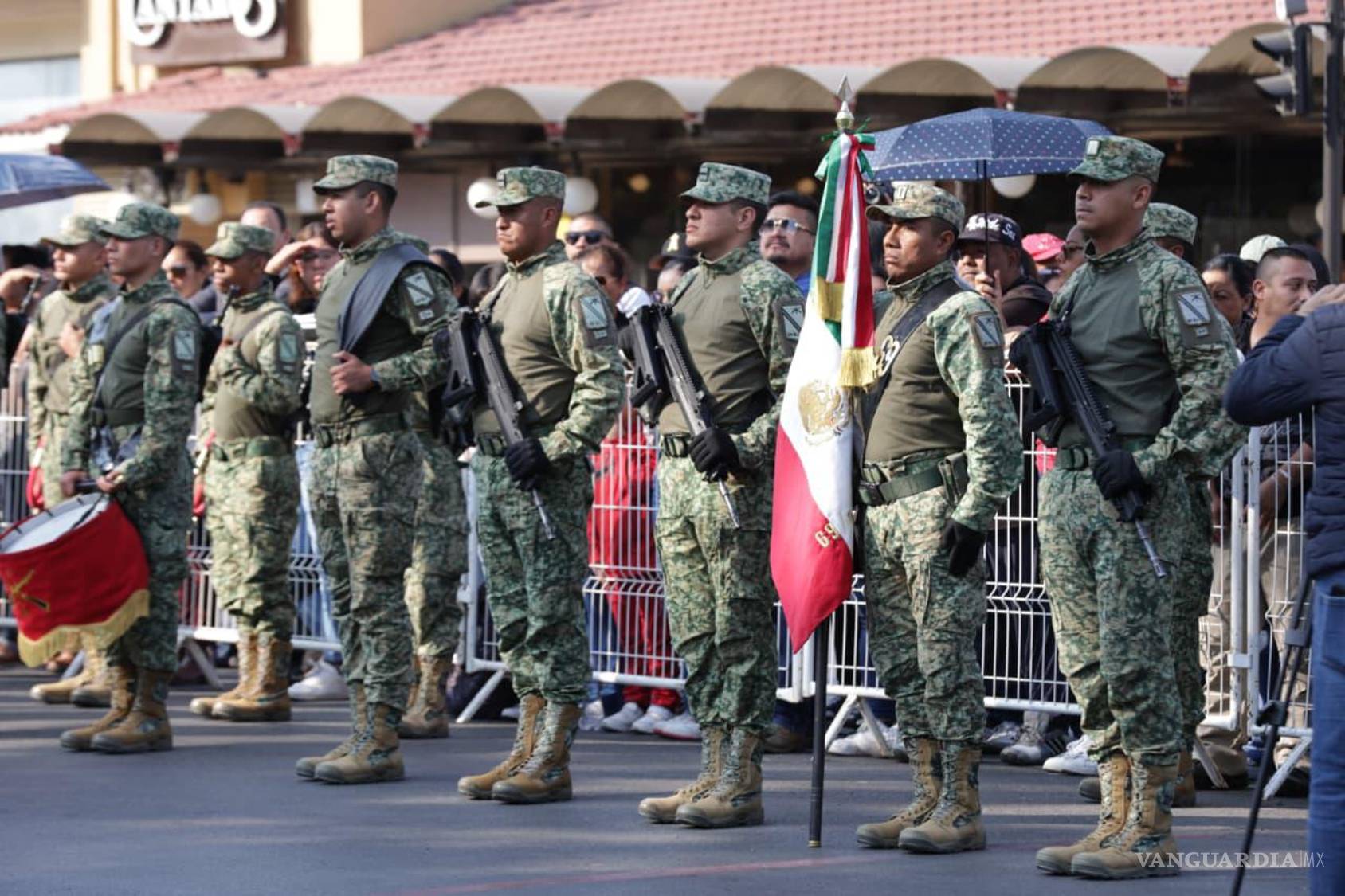 $!Elementos de la Sedena, firmes, durante el desfile patrio.
