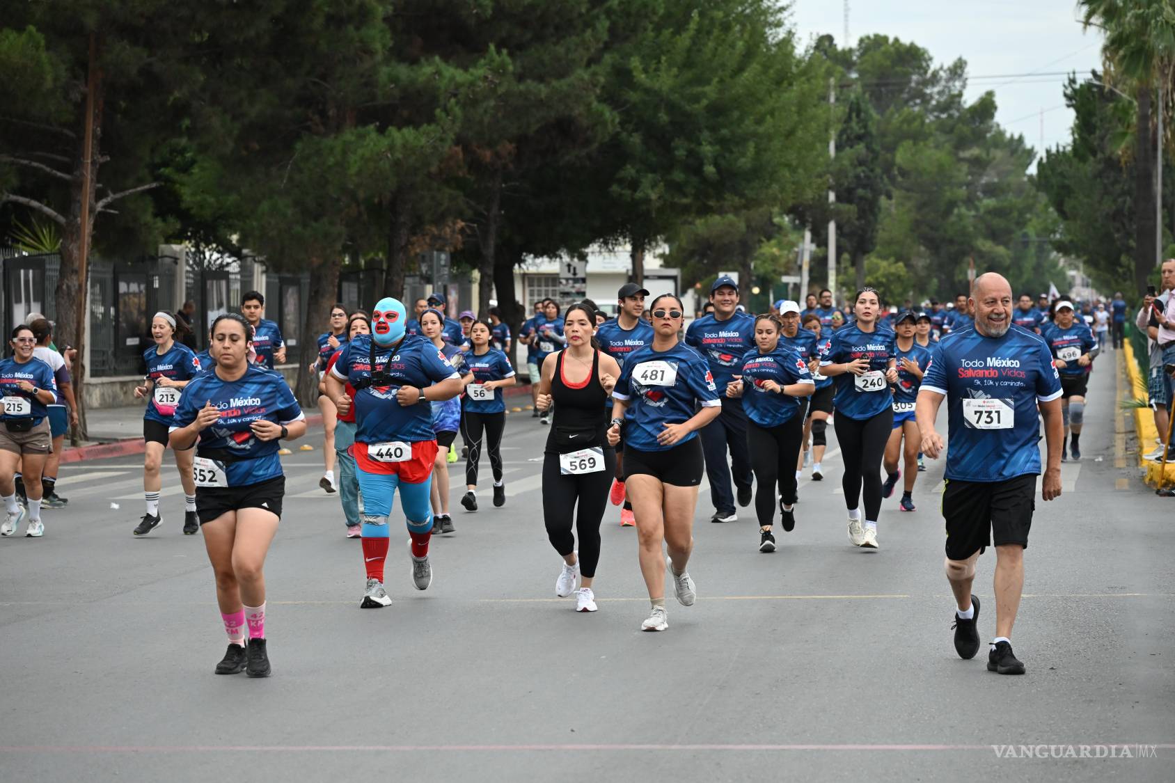 $!Familias completas se sumaron a la carrera, que reunió a niños, jóvenes y adultos mayores en la Ruta Recreativa.