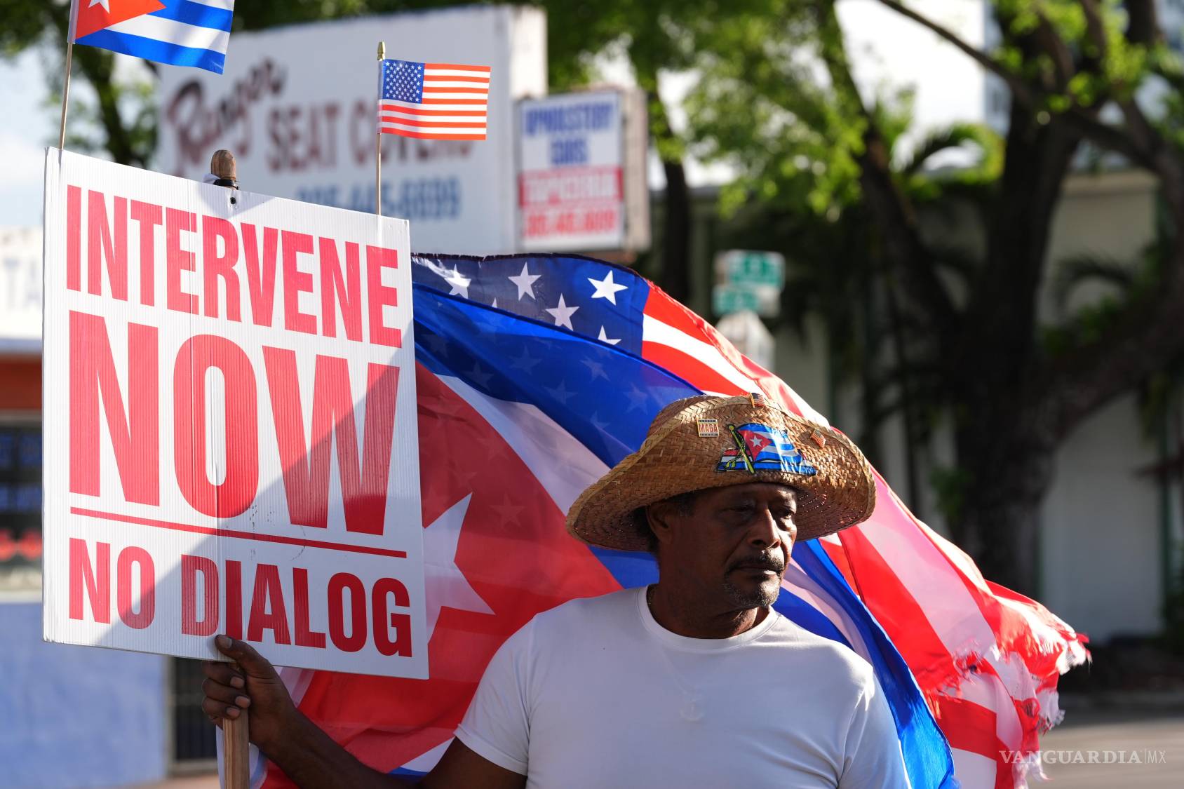 $!Santiago Ferran sostiene un cartel que pide la intervención estadounidense en Cuba en Miami.