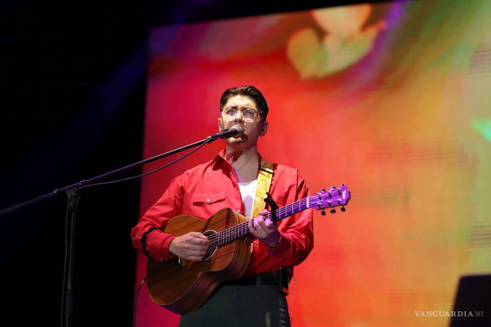 $!Enamora. Kevin Karrl fue de los más aplaudidos y coreados en la noche por los miles de sus fans.