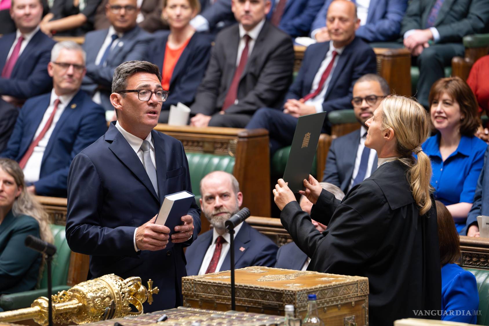 $!Andy Burnham, a la izquierda en primer plano, jura su cargo como diputado en la Cámara de los Comunes en Londres, Inglaterra.