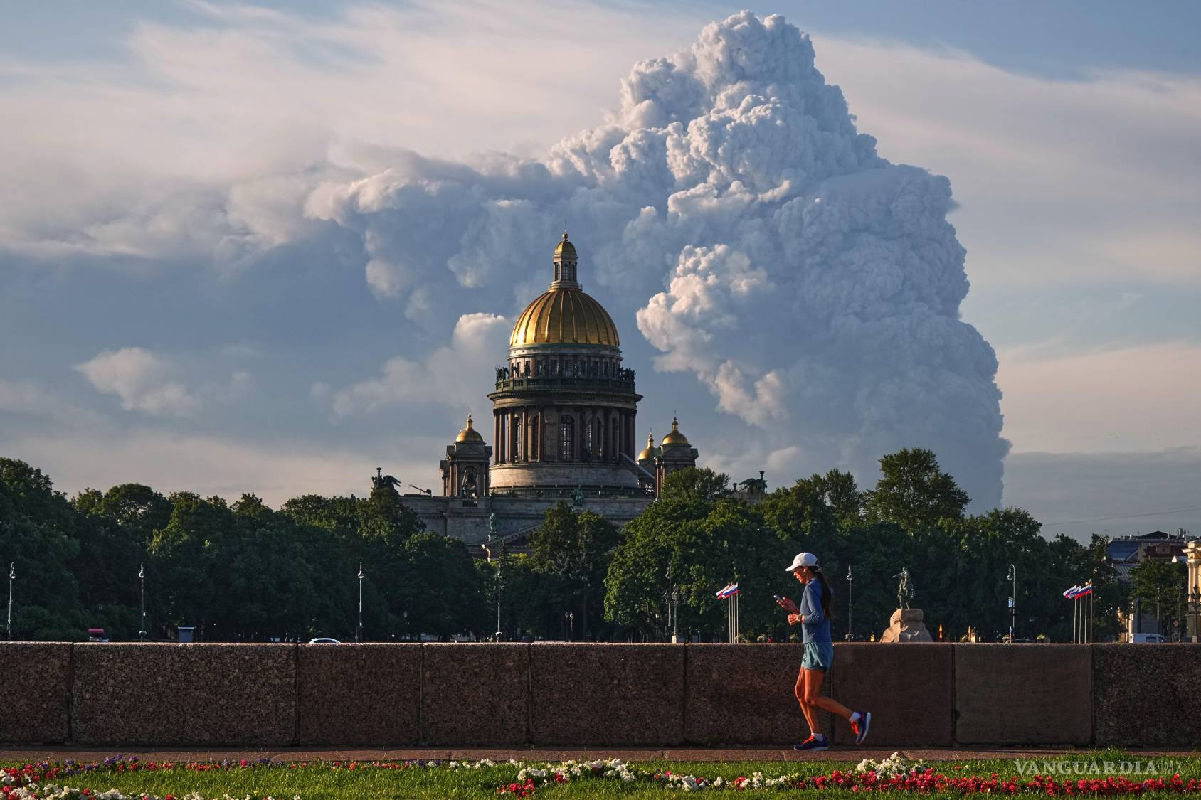 $!Una humareda se eleva en el cielo tras los ataqies de drones ucranianos contra almacenes del minorista en línea ruso Wildberries, en San Petersburgo, Rusia.