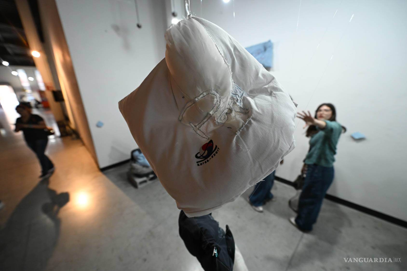 $!María Ortiz convierte lo suave en incomodidad en la expo ‘Mover la cama con los dientes’ en Saltillo