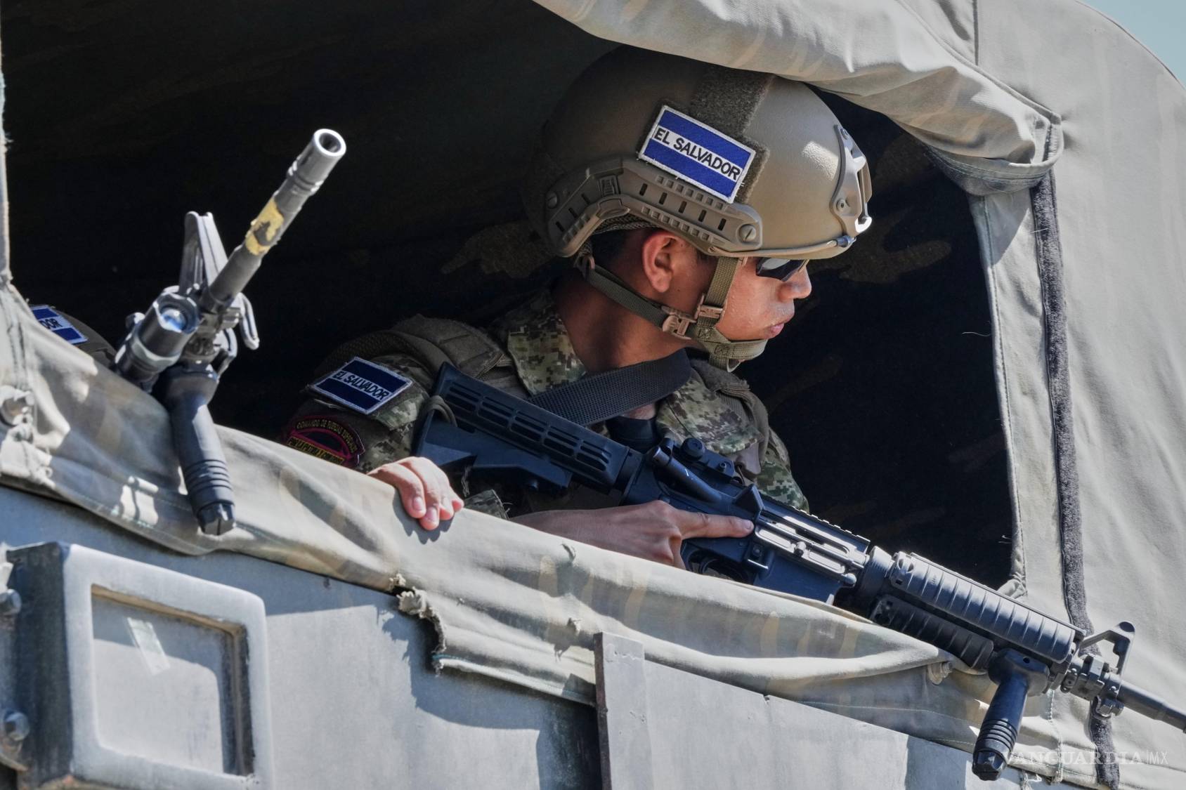 $!Un soldado salvadoreño observa desde un convoy de vehículos blindados que transporta personal militar en el barrio de Tabarre, en Puerto Príncipe, Haití.