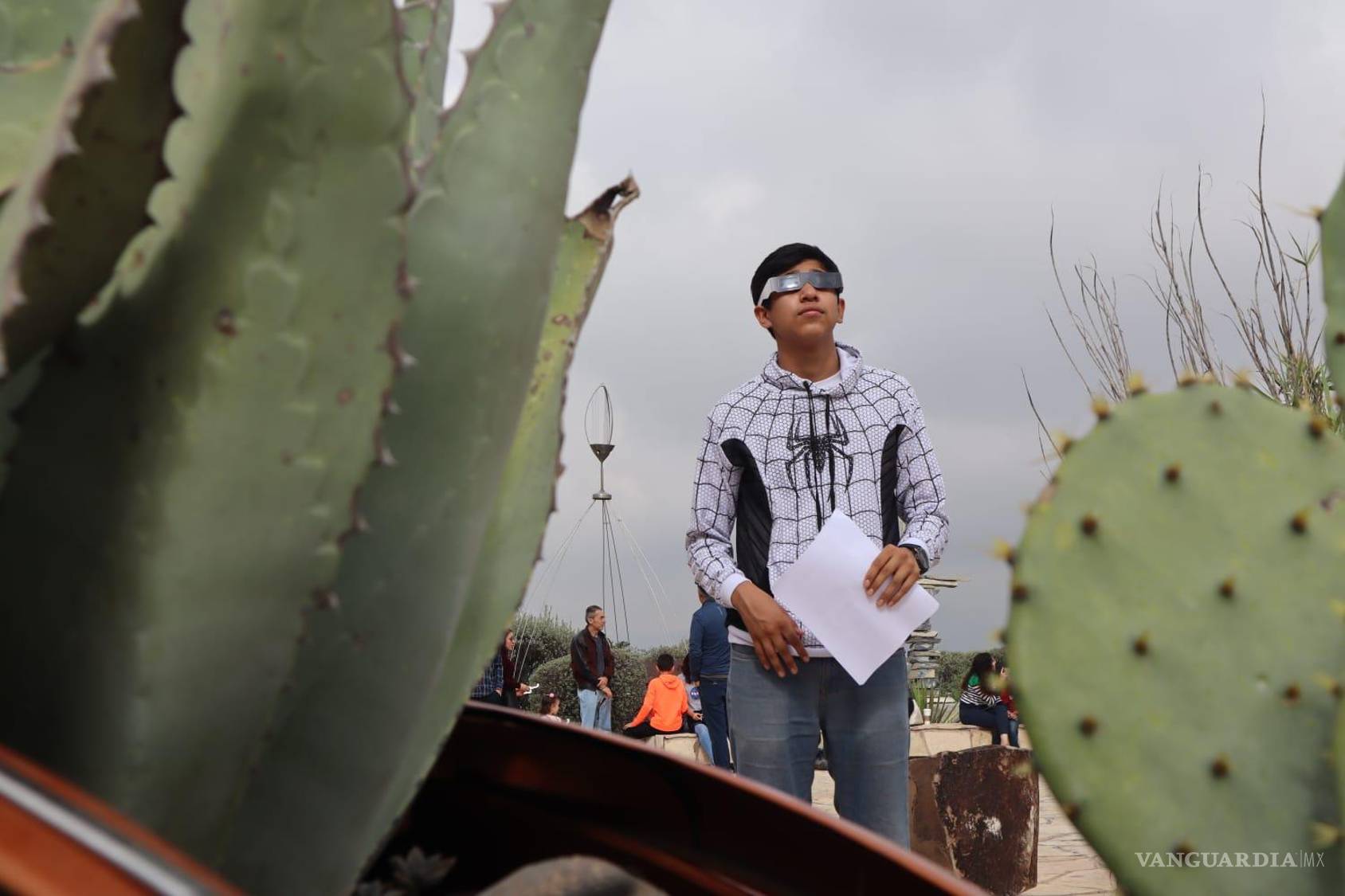 $!‘Nos agüitamos tantito porque no se vio en Saltillo’; eclipsan nubes al ‘anillo de fuego’ (fotogalería)